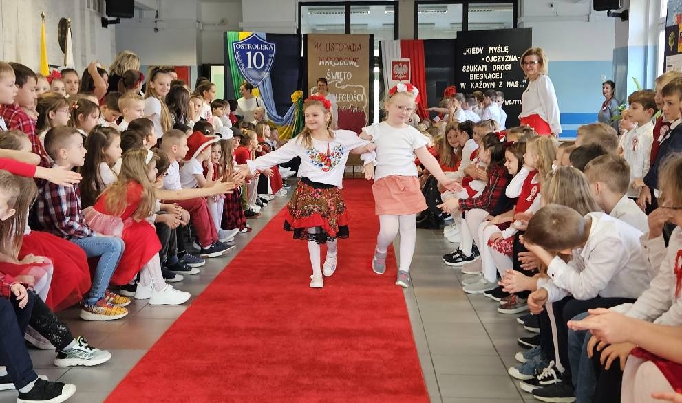 Pokaz mody patriotycznej w SP 10 [12.11.2025] - zdjęcie #37 - eOstroleka.pl