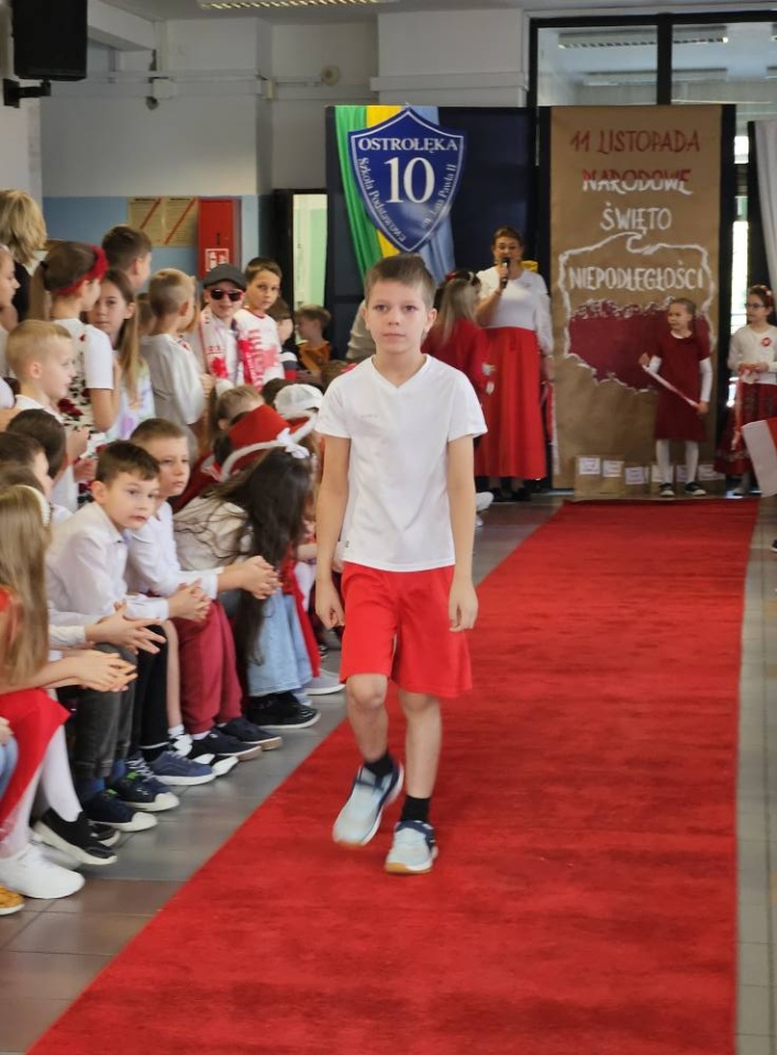 Pokaz mody patriotycznej w SP 10 [12.11.2025] - zdjęcie #36 - eOstroleka.pl