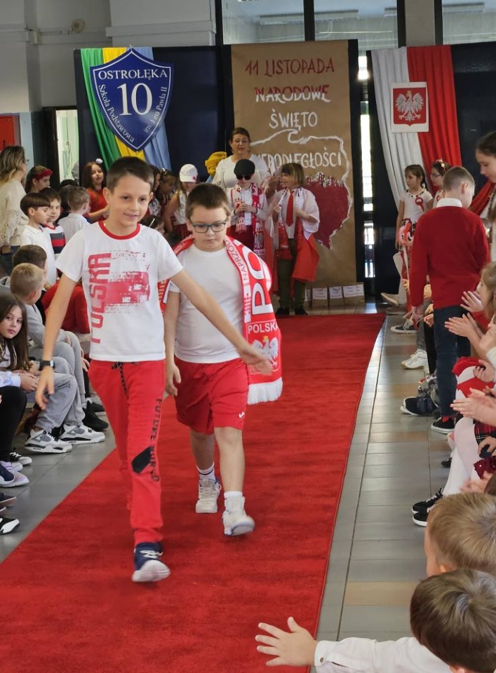 Pokaz mody patriotycznej w SP 10 [12.11.2025] - zdjęcie #35 - eOstroleka.pl