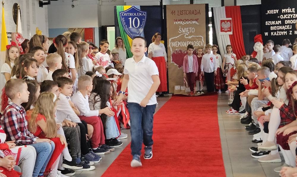 Pokaz mody patriotycznej w SP 10 [12.11.2025] - zdjęcie #34 - eOstroleka.pl