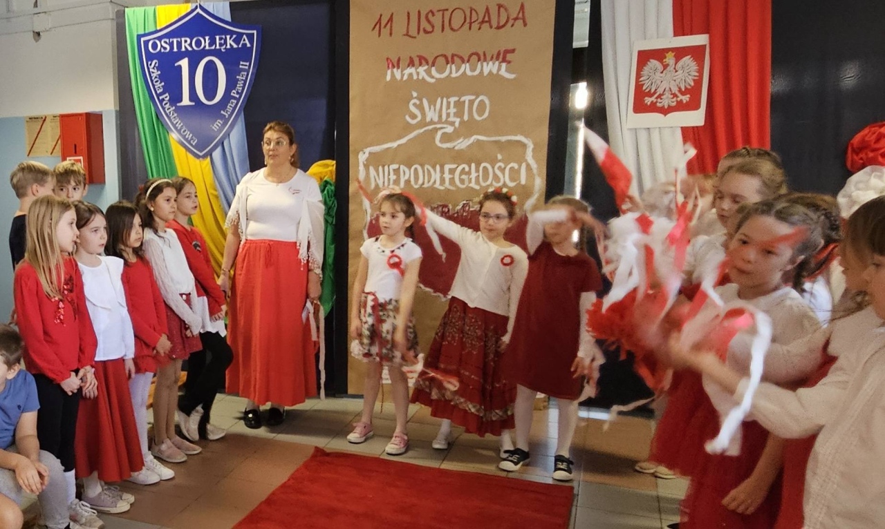 Pokaz mody patriotycznej w SP 10 [12.11.2025] - zdjęcie #31 - eOstroleka.pl