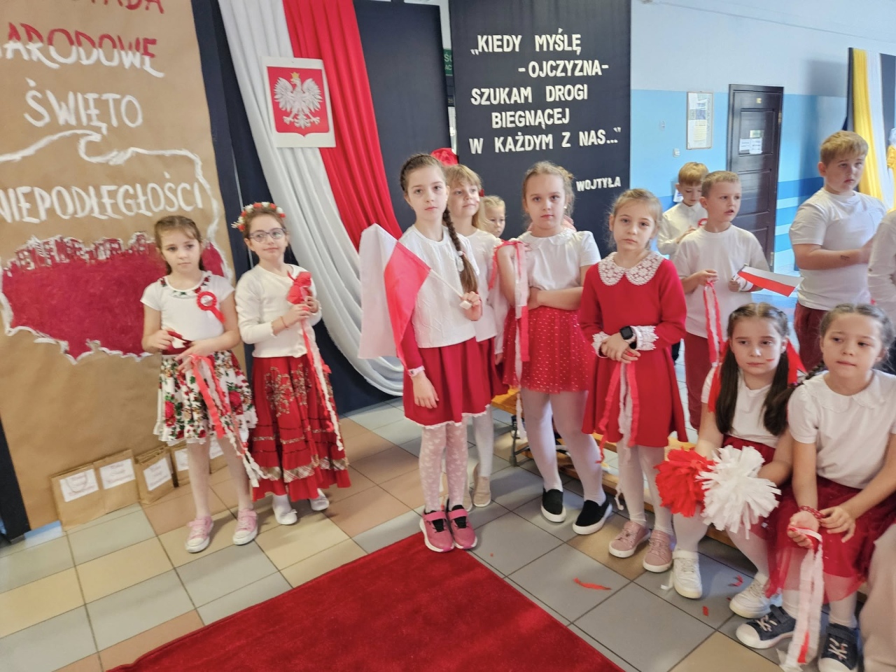 Pokaz mody patriotycznej w SP 10 [12.11.2025] - zdjęcie #29 - eOstroleka.pl