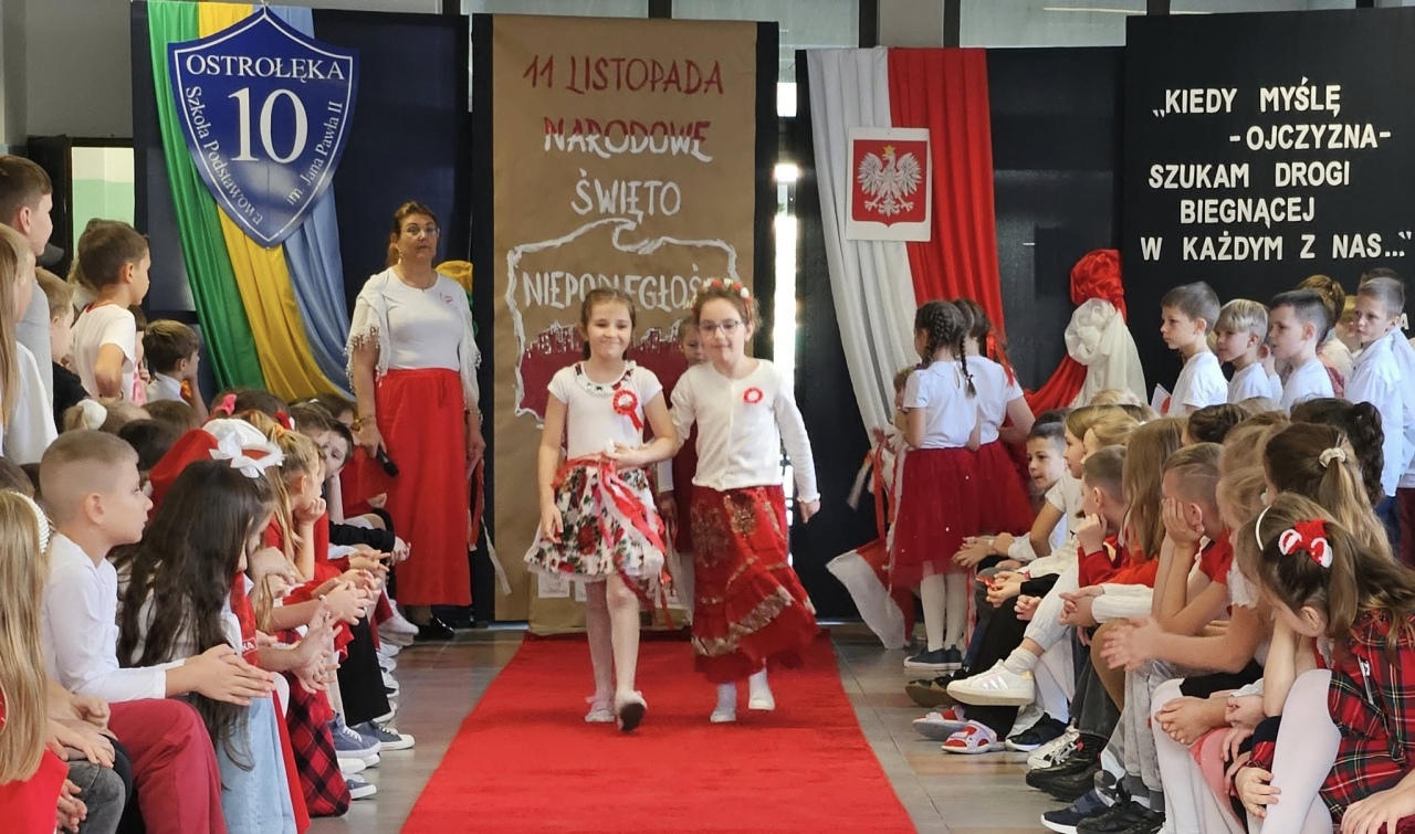 Pokaz mody patriotycznej w SP 10 [12.11.2025] - zdjęcie #28 - eOstroleka.pl