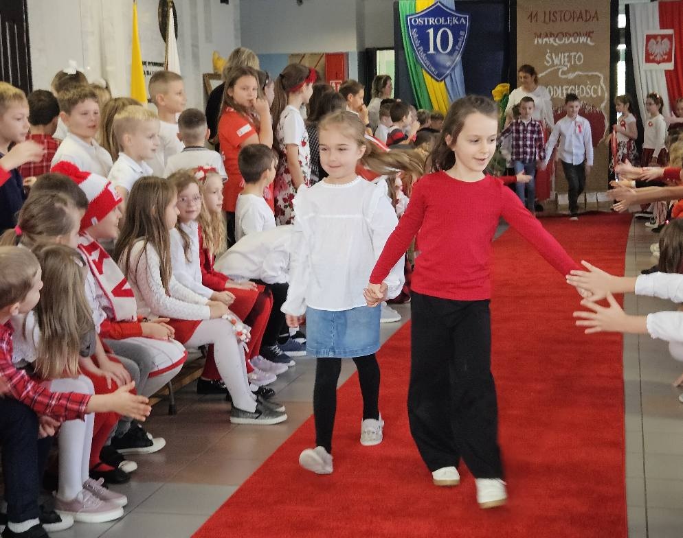 Pokaz mody patriotycznej w SP 10 [12.11.2025] - zdjęcie #27 - eOstroleka.pl