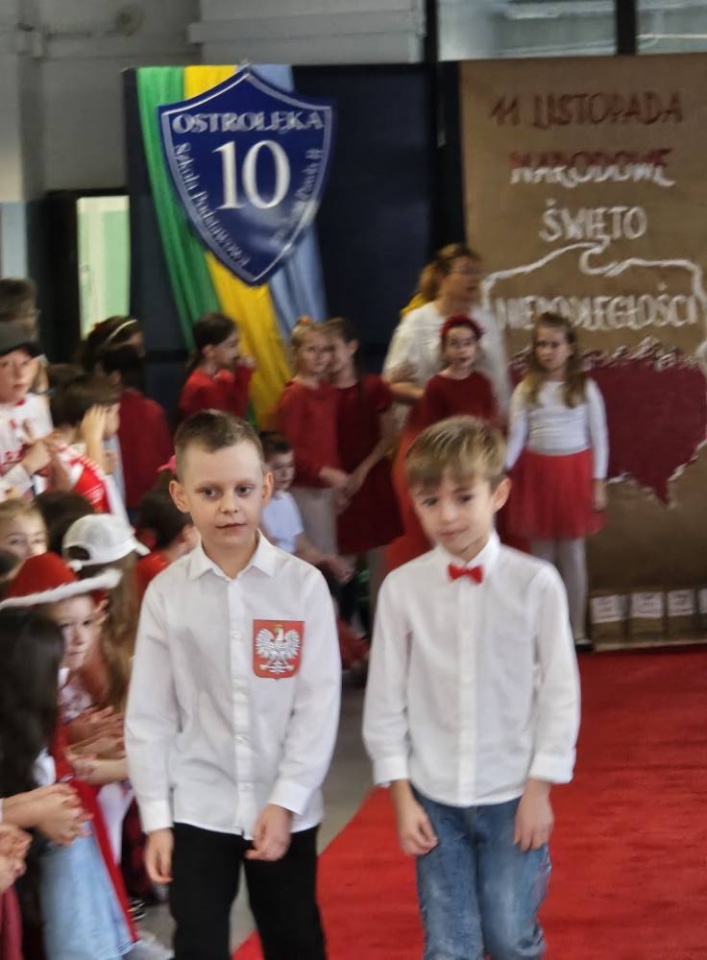 Pokaz mody patriotycznej w SP 10 [12.11.2025] - zdjęcie #25 - eOstroleka.pl