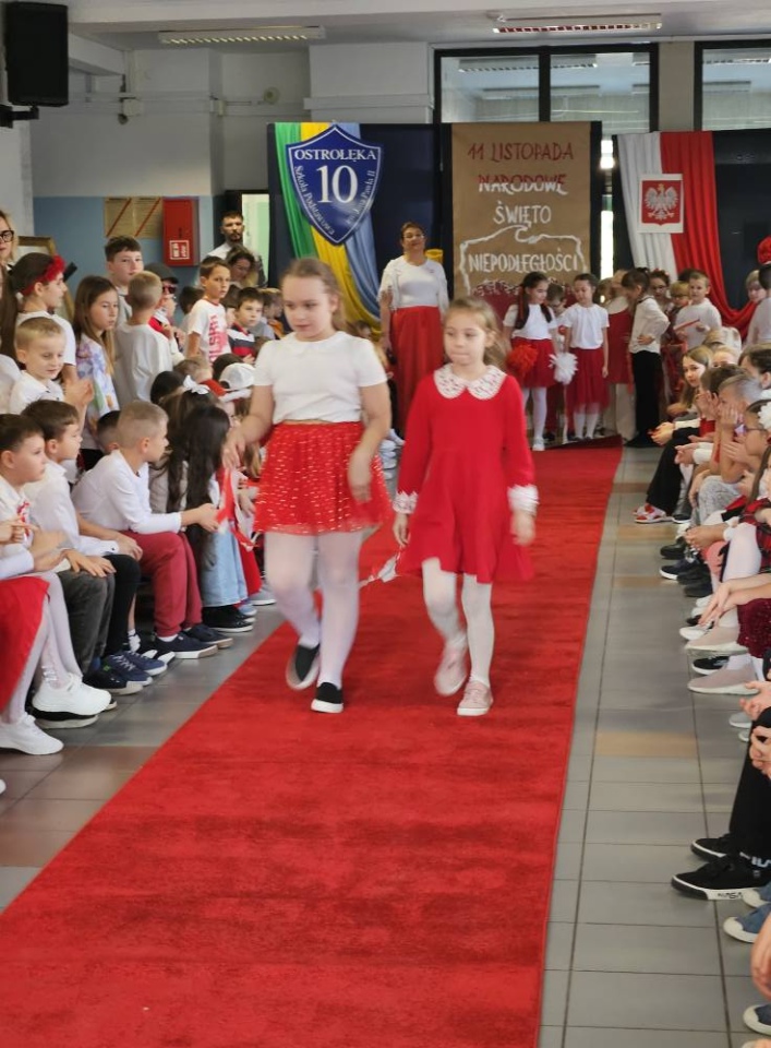 Pokaz mody patriotycznej w SP 10 [12.11.2025] - zdjęcie #24 - eOstroleka.pl