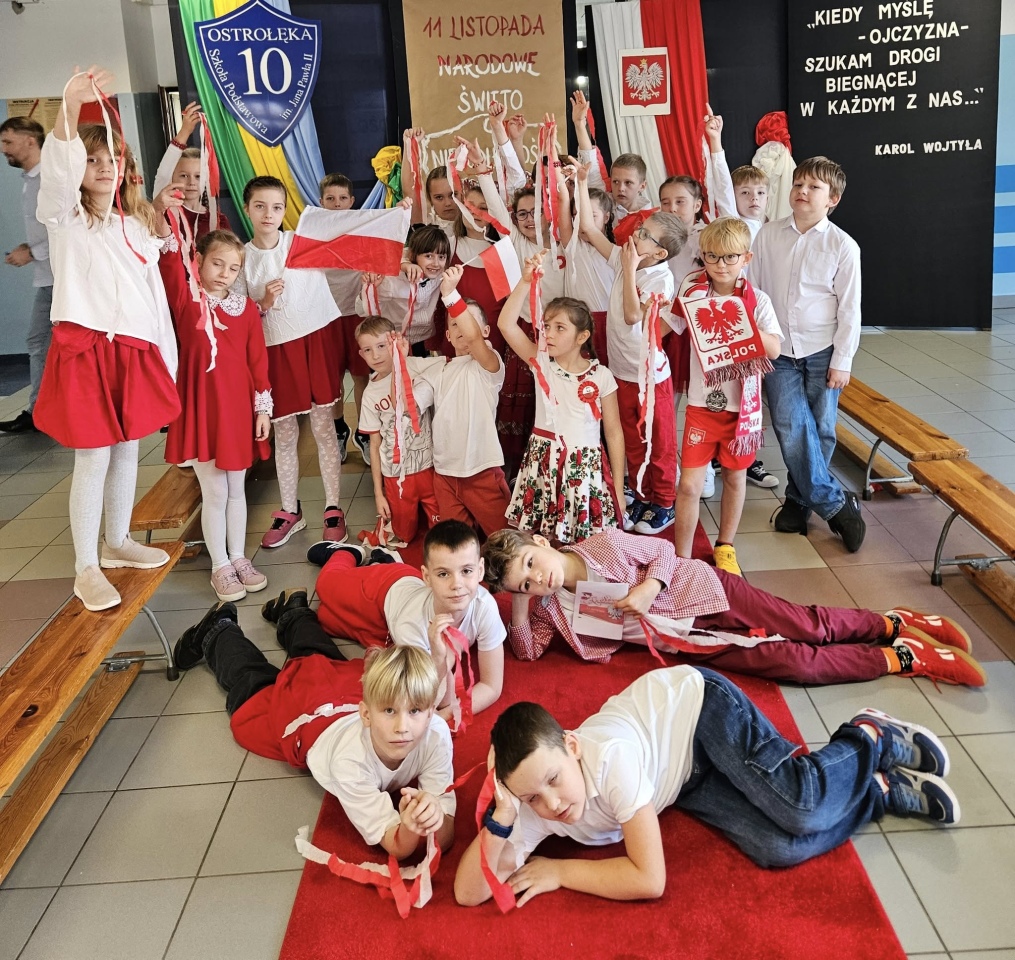 Pokaz mody patriotycznej w SP 10 [12.11.2025] - zdjęcie #23 - eOstroleka.pl