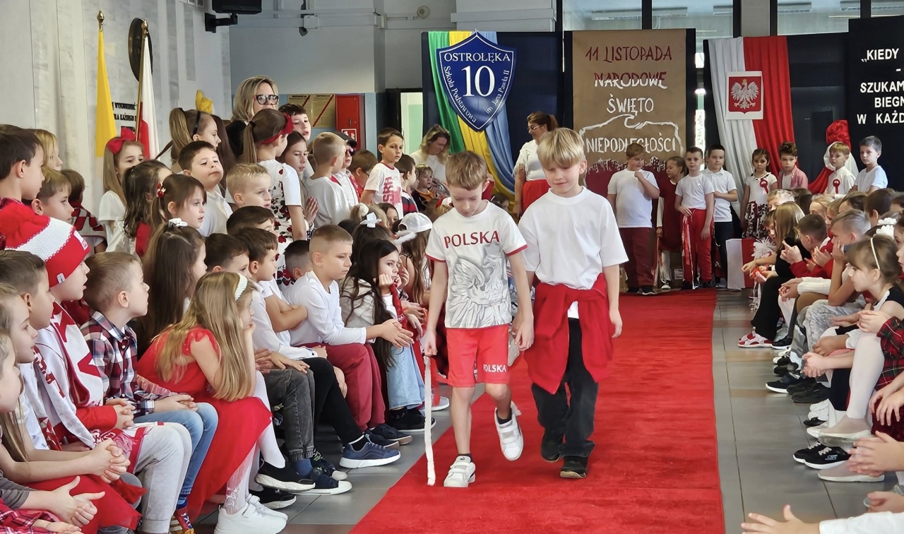 Pokaz mody patriotycznej w SP 10 [12.11.2025] - zdjęcie #22 - eOstroleka.pl