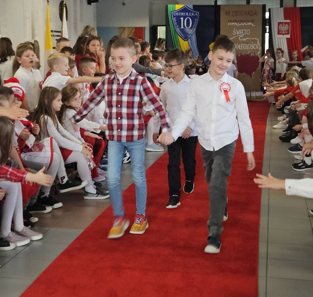 Pokaz mody patriotycznej w SP 10 [12.11.2025] - zdjęcie #21 - eOstroleka.pl