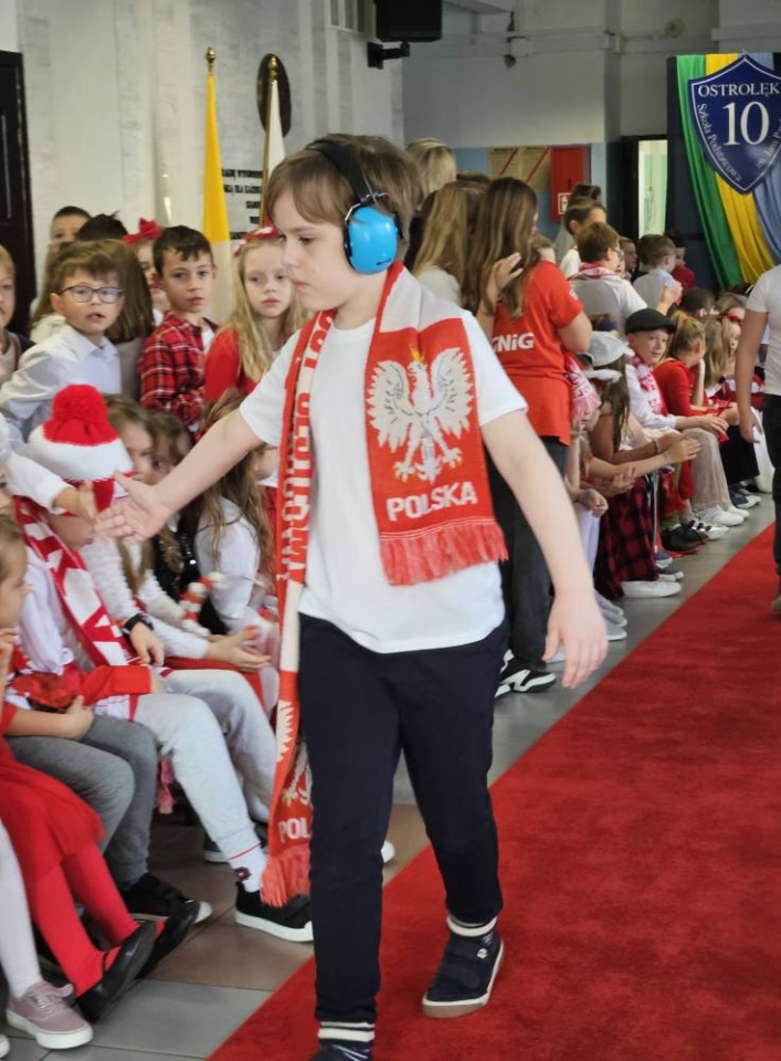 Pokaz mody patriotycznej w SP 10 [12.11.2025] - zdjęcie #20 - eOstroleka.pl