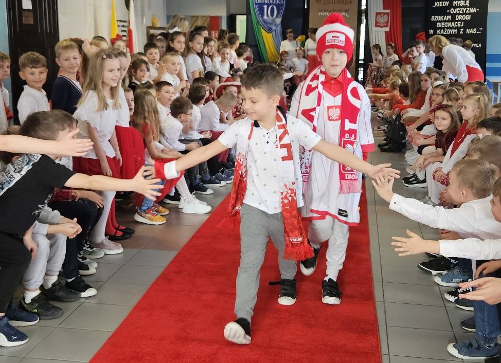 Pokaz mody patriotycznej w SP 10 [12.11.2025] - zdjęcie #19 - eOstroleka.pl