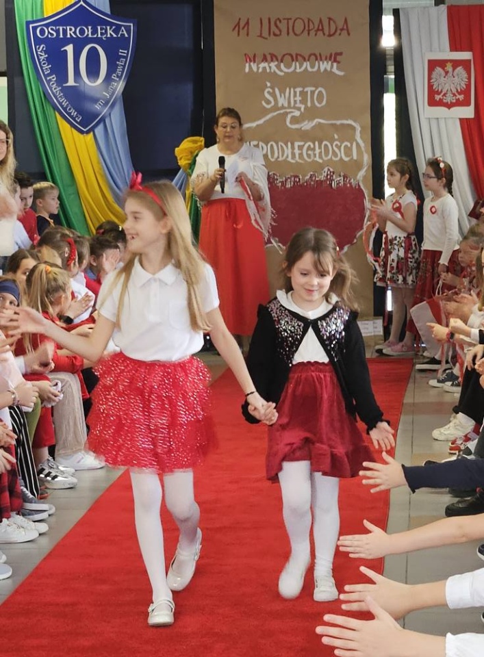 Pokaz mody patriotycznej w SP 10 [12.11.2025] - zdjęcie #17 - eOstroleka.pl