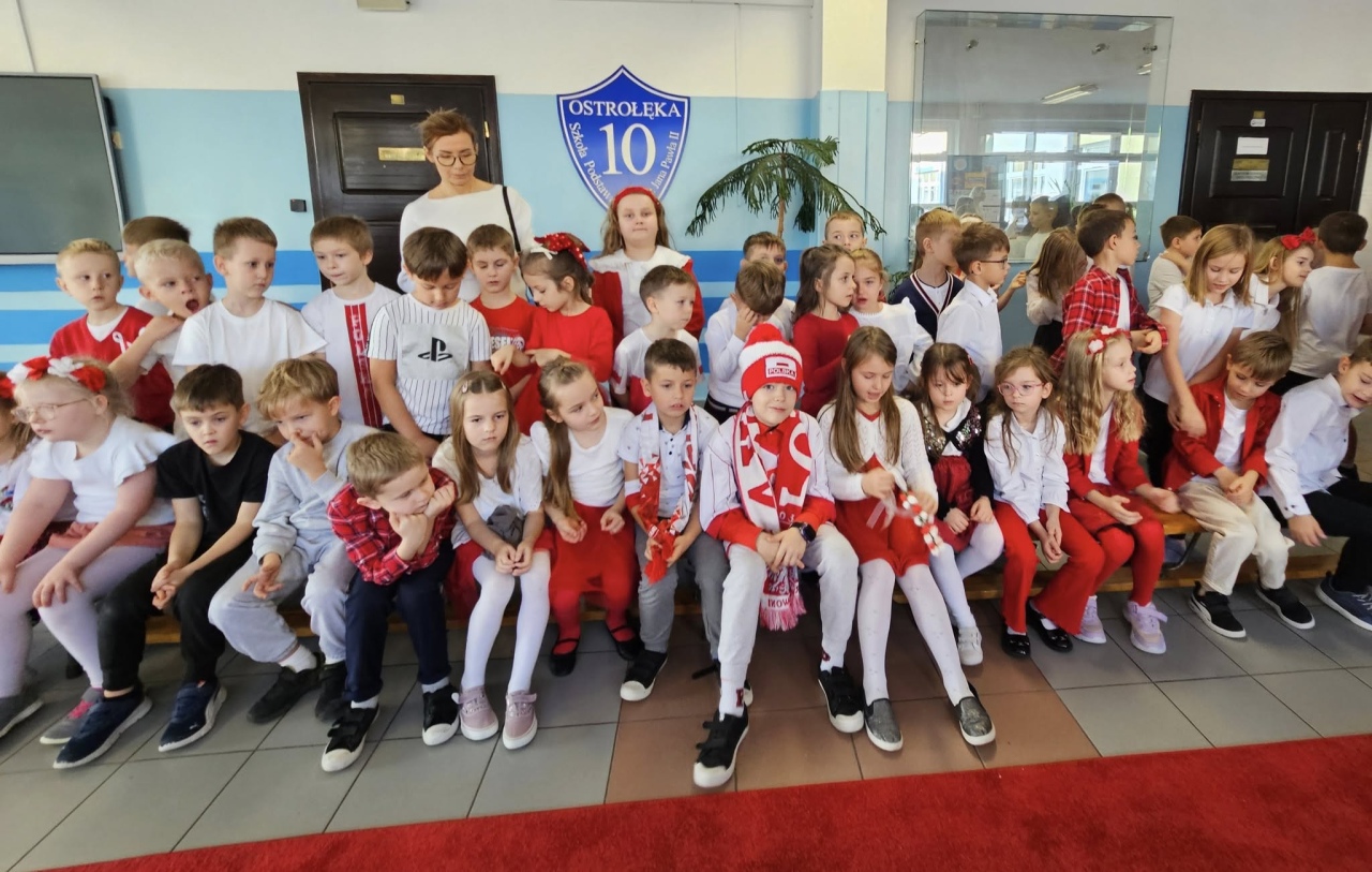 Pokaz mody patriotycznej w SP 10 [12.11.2025] - zdjęcie #16 - eOstroleka.pl