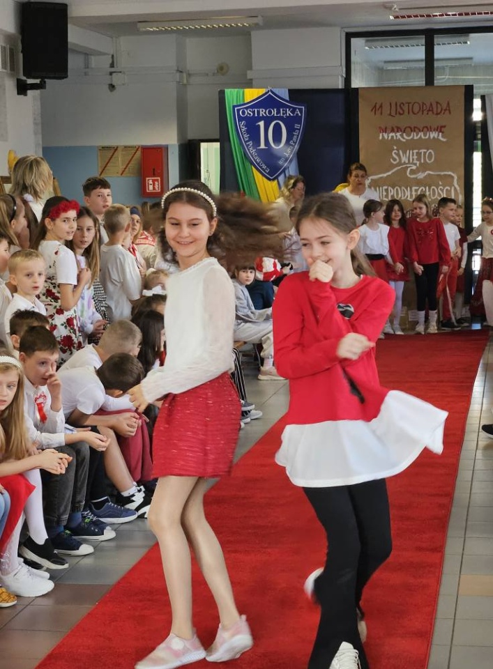 Pokaz mody patriotycznej w SP 10 [12.11.2025] - zdjęcie #14 - eOstroleka.pl
