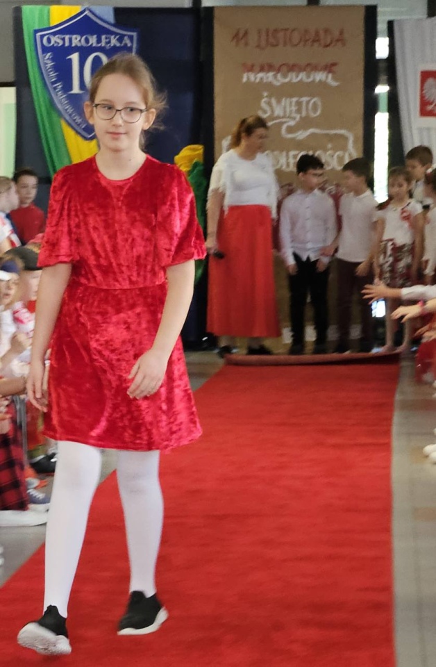 Pokaz mody patriotycznej w SP 10 [12.11.2025] - zdjęcie #13 - eOstroleka.pl