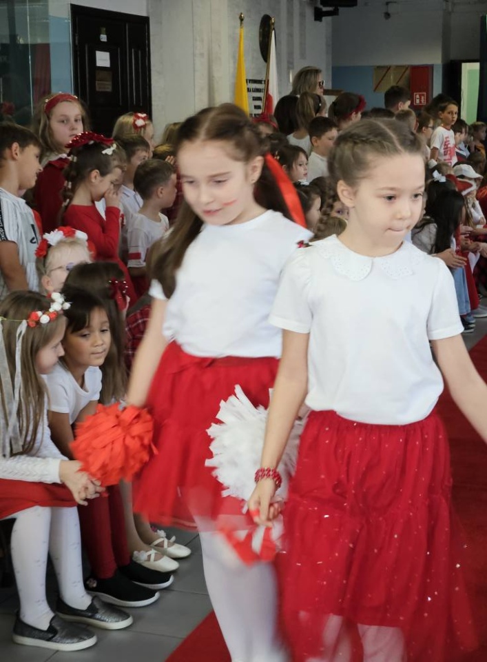 Pokaz mody patriotycznej w SP 10 [12.11.2025] - zdjęcie #11 - eOstroleka.pl