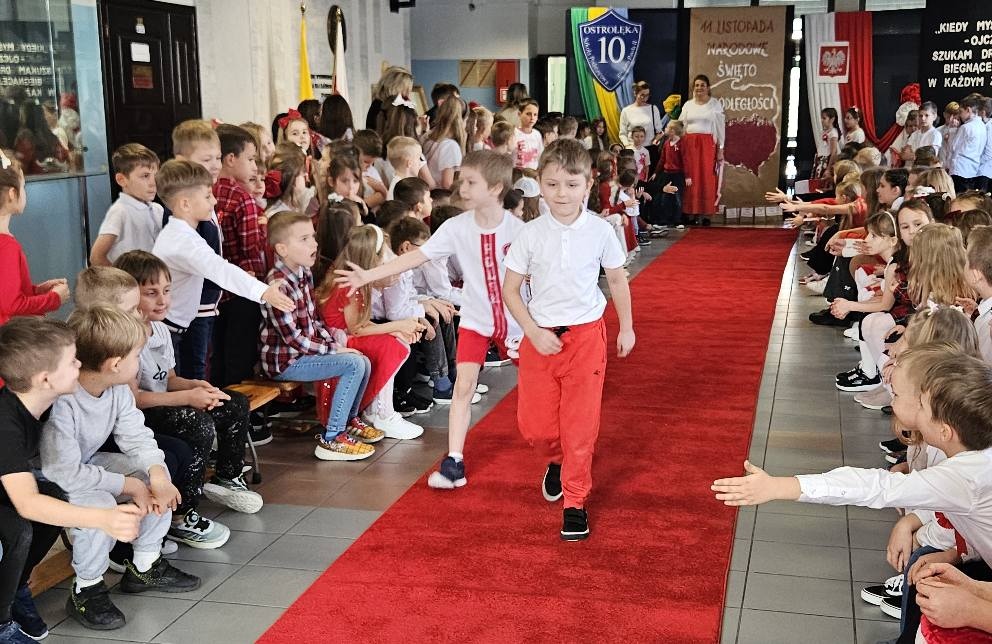 Pokaz mody patriotycznej w SP 10 [12.11.2025] - zdjęcie #9 - eOstroleka.pl