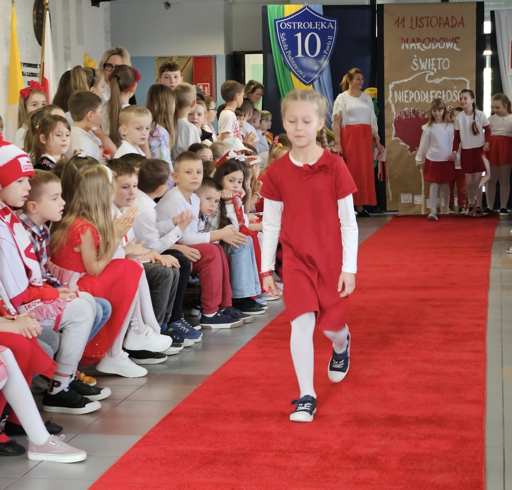 Pokaz mody patriotycznej w SP 10 [12.11.2025] - zdjęcie #8 - eOstroleka.pl
