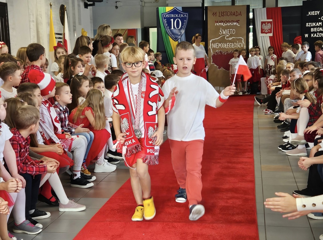 Pokaz mody patriotycznej w SP 10 [12.11.2025] - zdjęcie #6 - eOstroleka.pl