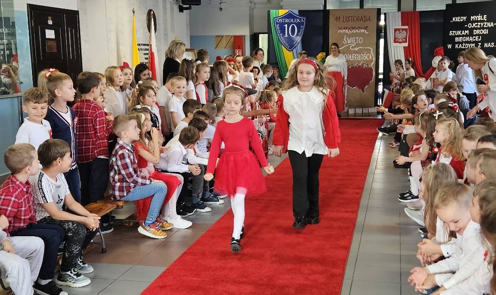 Pokaz mody patriotycznej w SP 10 [12.11.2025] - zdjęcie #5 - eOstroleka.pl