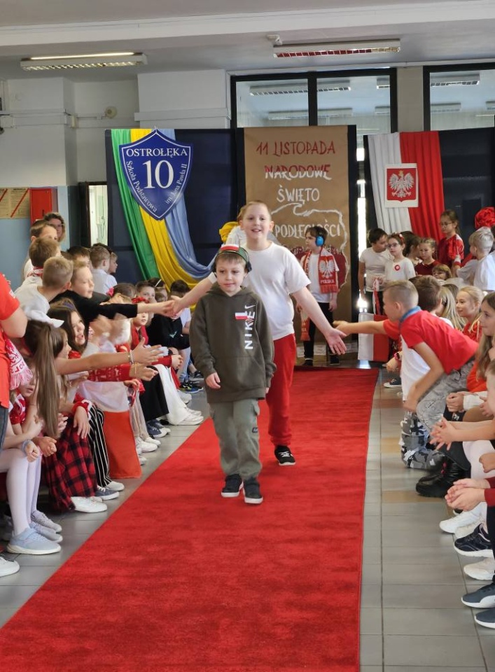 Pokaz mody patriotycznej w SP 10 [12.11.2025] - zdjęcie #4 - eOstroleka.pl