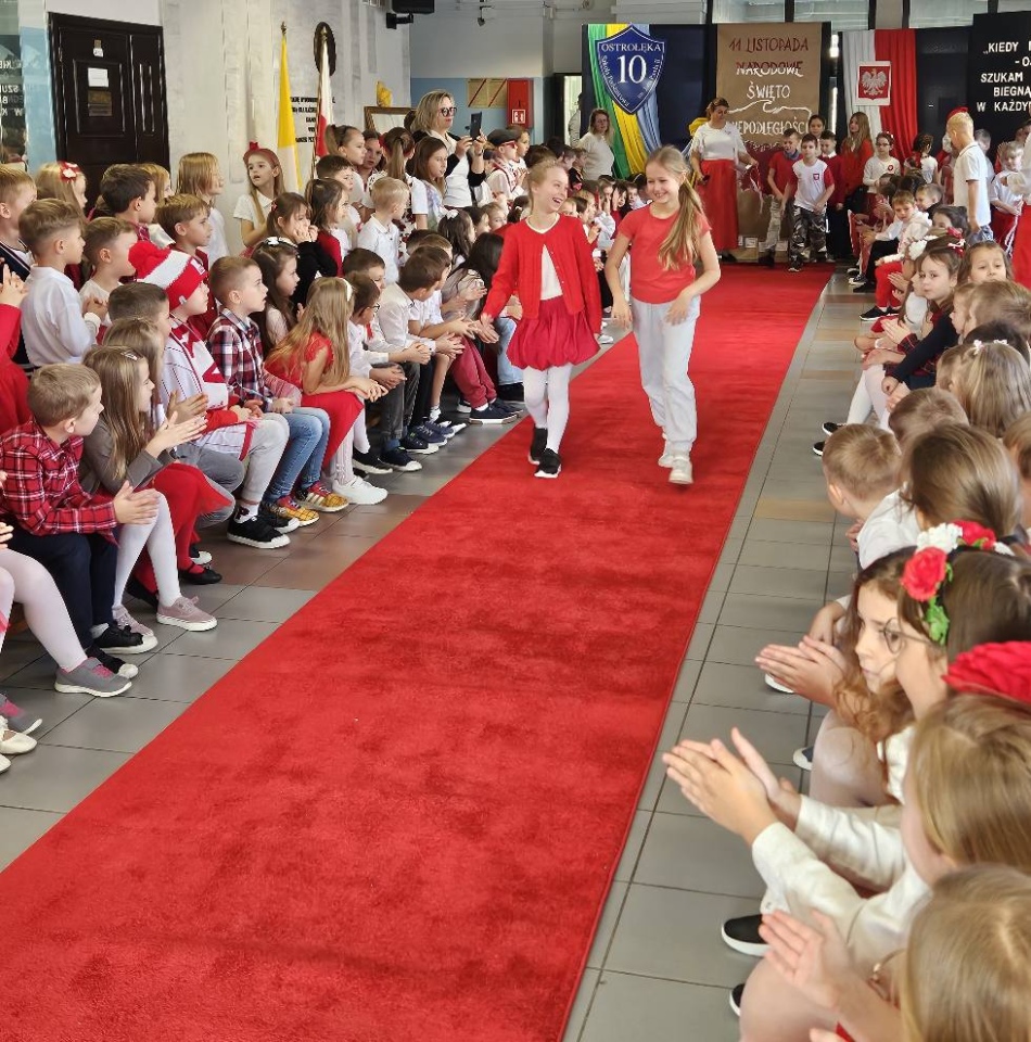 Pokaz mody patriotycznej w SP 10 [12.11.2025] - zdjęcie #3 - eOstroleka.pl