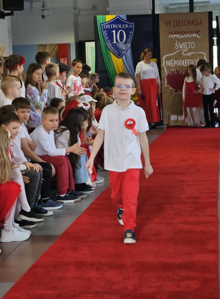Pokaz mody patriotycznej w SP 10 [12.11.2025] - zdjęcie #1 - eOstroleka.pl