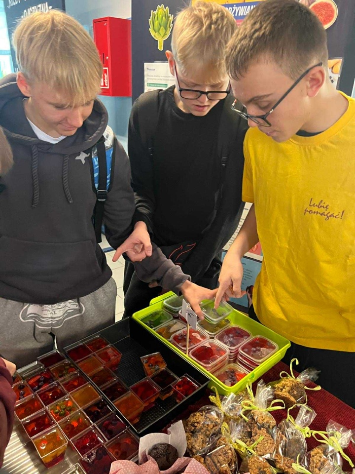 Kiermasz charytatywny w SP 10 w Ostrołęce [5.11.2025] - zdjęcie #54 - eOstroleka.pl