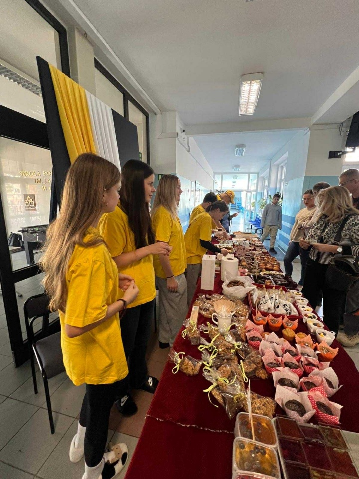 Kiermasz charytatywny w SP 10 w Ostrołęce [5.11.2025] - zdjęcie #53 - eOstroleka.pl