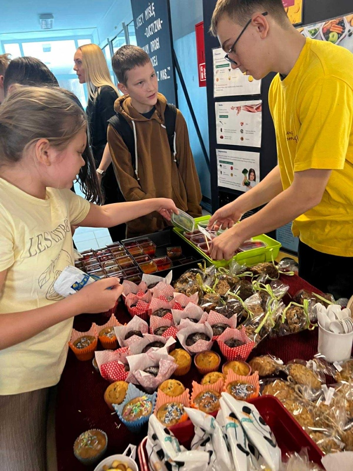 Kiermasz charytatywny w SP 10 w Ostrołęce [5.11.2025] - zdjęcie #52 - eOstroleka.pl