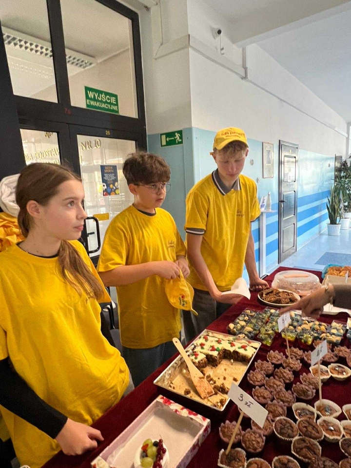 Kiermasz charytatywny w SP 10 w Ostrołęce [5.11.2025] - zdjęcie #44 - eOstroleka.pl