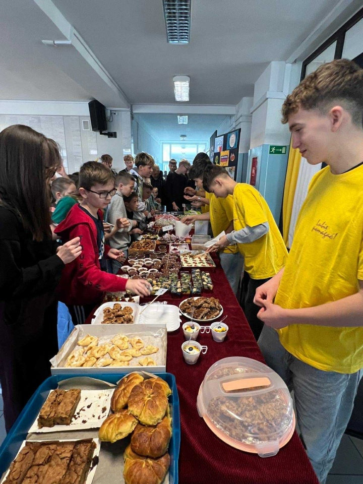 Kiermasz charytatywny w SP 10 w Ostrołęce [5.11.2025] - zdjęcie #43 - eOstroleka.pl