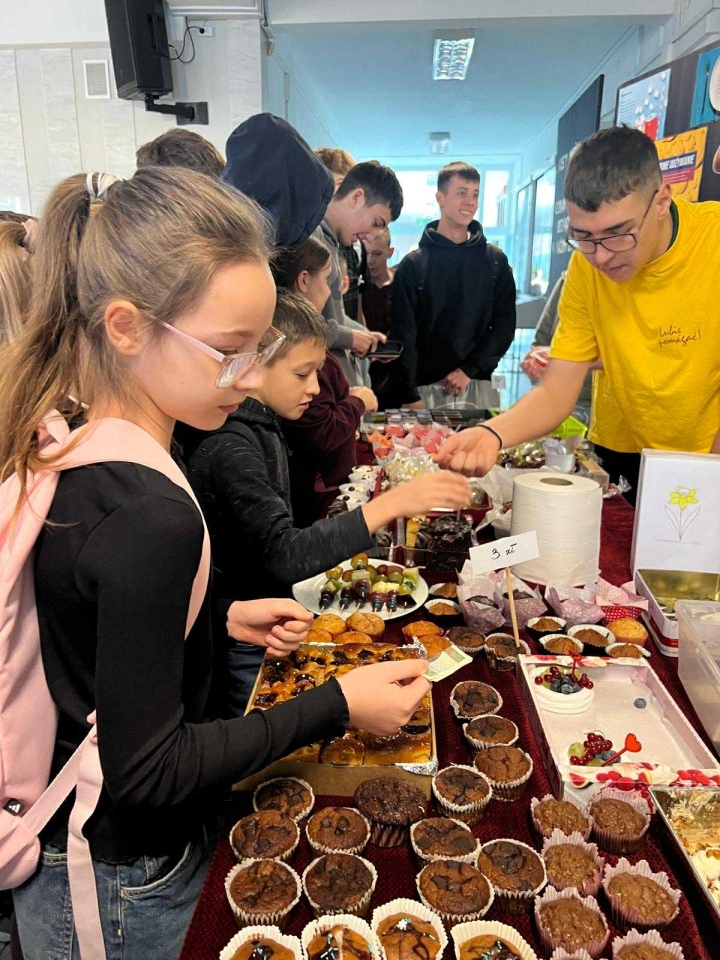 Kiermasz charytatywny w SP 10 w Ostrołęce [5.11.2025] - zdjęcie #32 - eOstroleka.pl