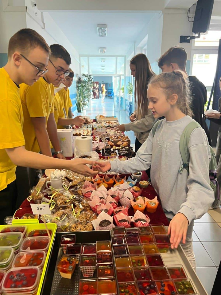 Kiermasz charytatywny w SP 10 w Ostrołęce [5.11.2025] - zdjęcie #31 - eOstroleka.pl