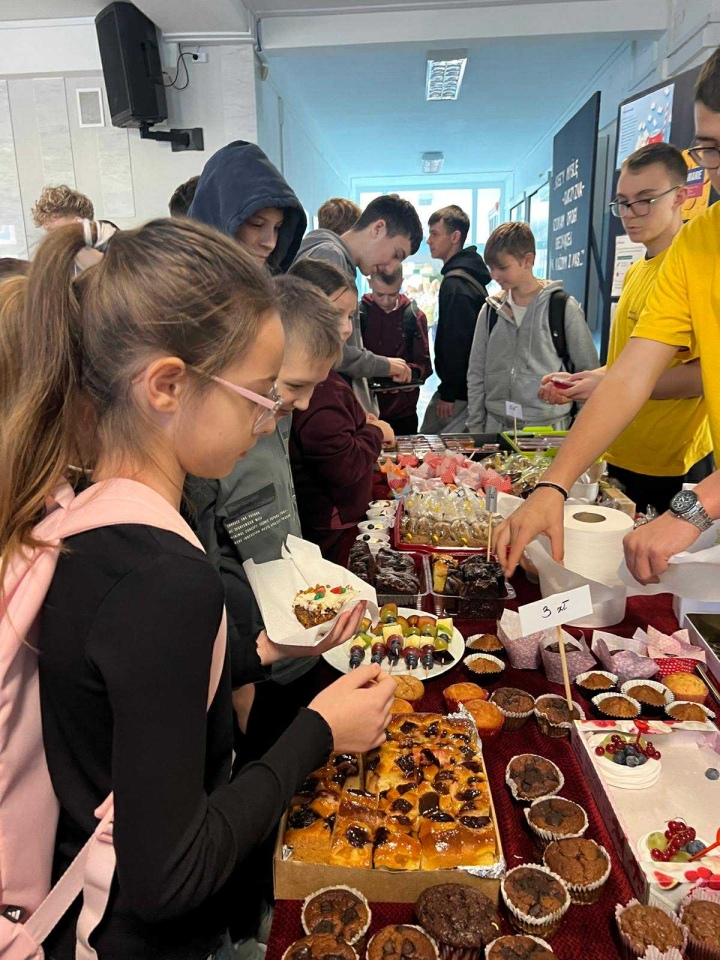 Kiermasz charytatywny w SP 10 w Ostrołęce [5.11.2025] - zdjęcie #20 - eOstroleka.pl