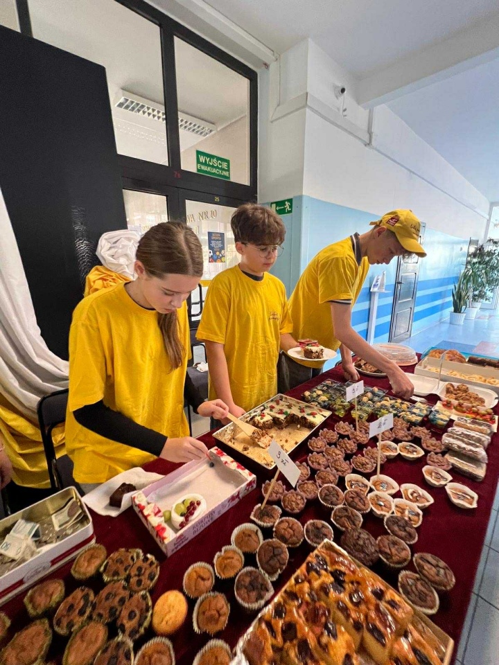 Kiermasz charytatywny w SP 10 w Ostrołęce [5.11.2025] - zdjęcie #15 - eOstroleka.pl