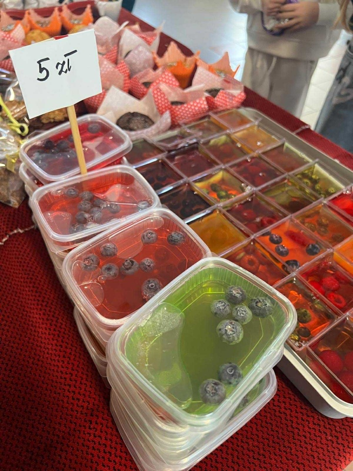 Kiermasz charytatywny w SP 10 w Ostrołęce [5.11.2025] - zdjęcie #14 - eOstroleka.pl