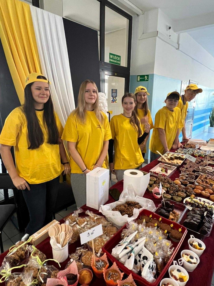 Kiermasz charytatywny w SP 10 w Ostrołęce [5.11.2025] - zdjęcie #10 - eOstroleka.pl