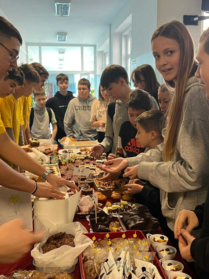 Kiermasz charytatywny w SP 10 w Ostrołęce [5.11.2025] - zdjęcie #8 - eOstroleka.pl