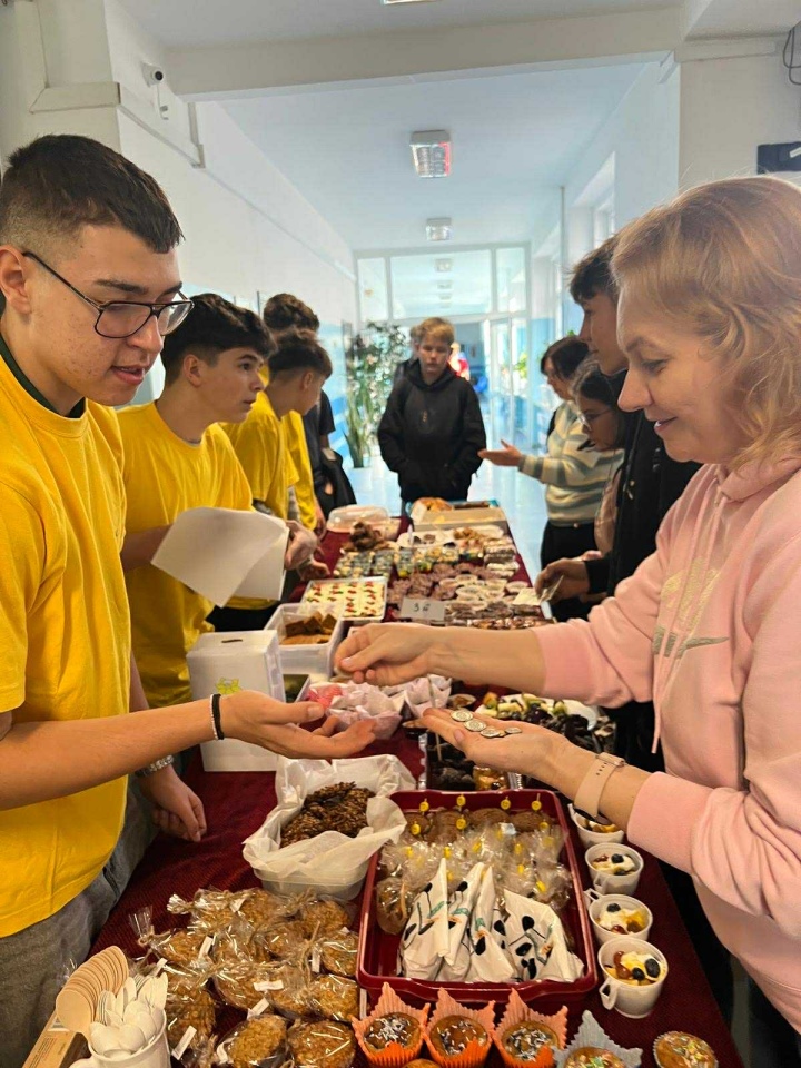 Kiermasz charytatywny w SP 10 w Ostrołęce [5.11.2025] - zdjęcie #3 - eOstroleka.pl