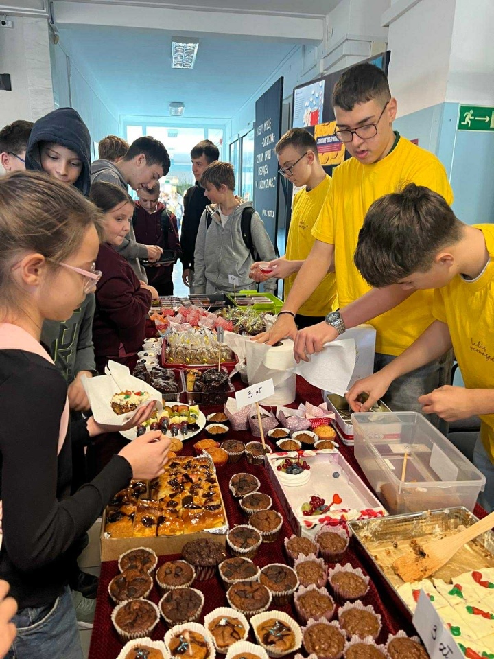 Kiermasz charytatywny w SP 10 w Ostrołęce [5.11.2025] - zdjęcie #2 - eOstroleka.pl