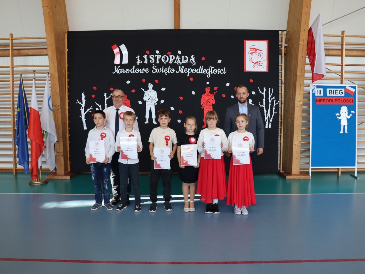 47 uczniów symbolicznie przebiegło 107 lat wolności! Tak szkoła w Chudku uczciła Niepodległość! [7.11.2025] - zdjęcie #10 - eOstroleka.pl