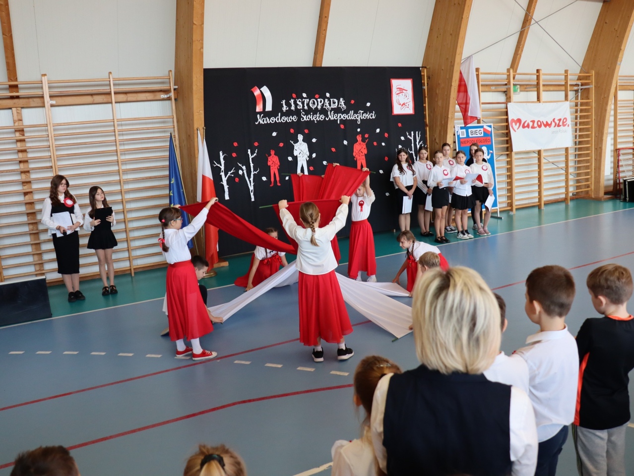 47 uczniów symbolicznie przebiegło 107 lat wolności! Tak szkoła w Chudku uczciła Niepodległość! [7.11.2025] - zdjęcie #4 - eOstroleka.pl