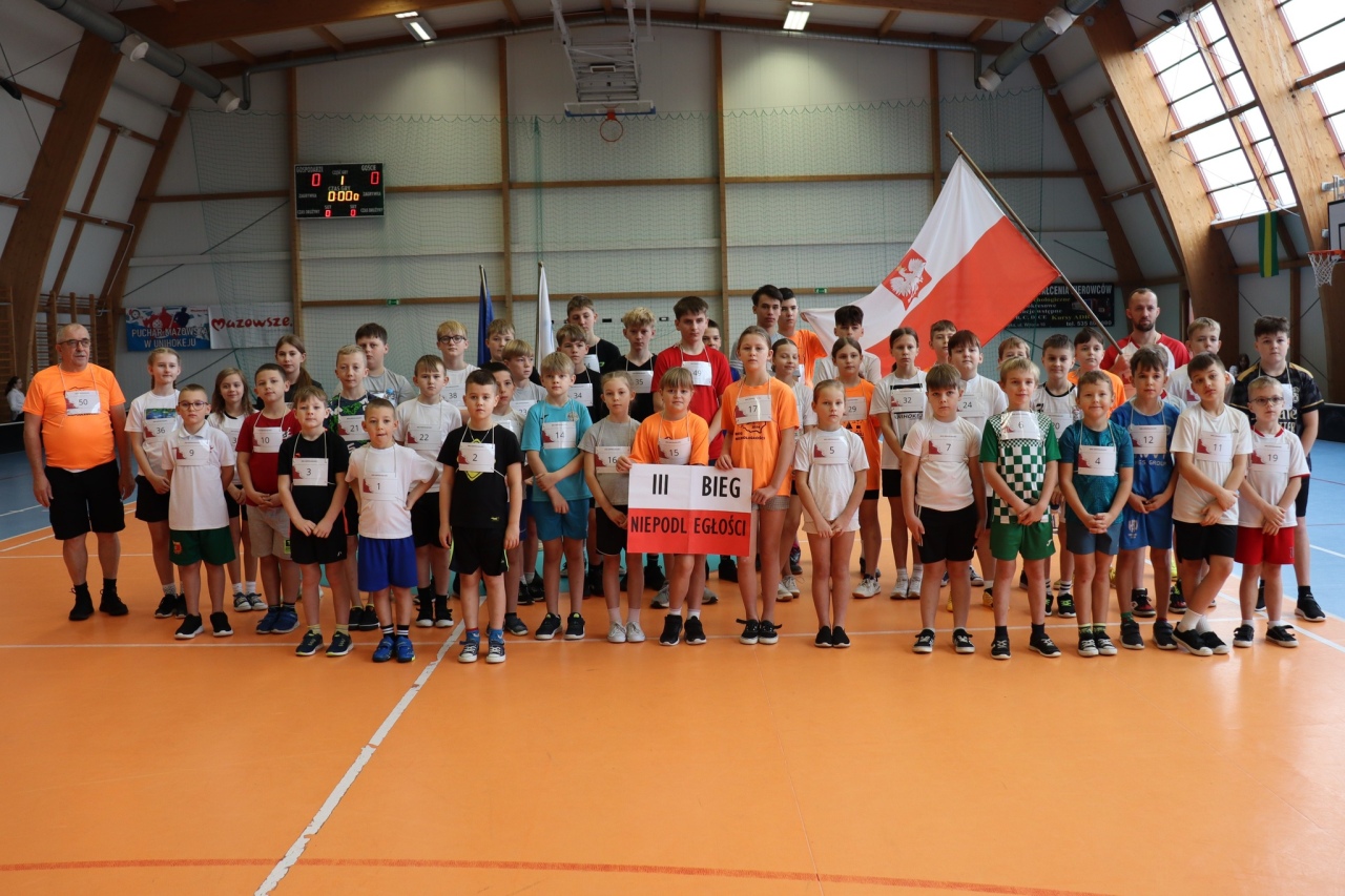 47 uczniów symbolicznie przebiegło 107 lat wolności! Tak szkoła w Chudku uczciła Niepodległość! [7.11.2025] - zdjęcie #1 - eOstroleka.pl