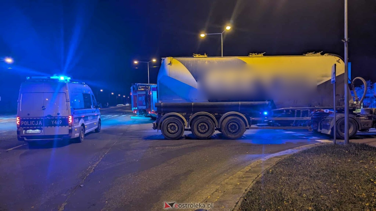 Zderzenie ciężarówki z autem osobowym na Kołobrzeskiej [13.11.2025] - zdjęcie #11 - eOstroleka.pl