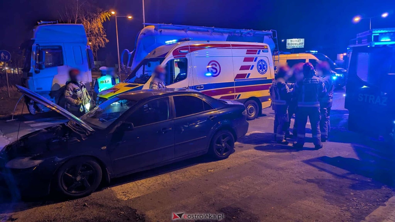 Zderzenie ciężarówki z autem osobowym na Kołobrzeskiej [13.11.2025] - zdjęcie #10 - eOstroleka.pl