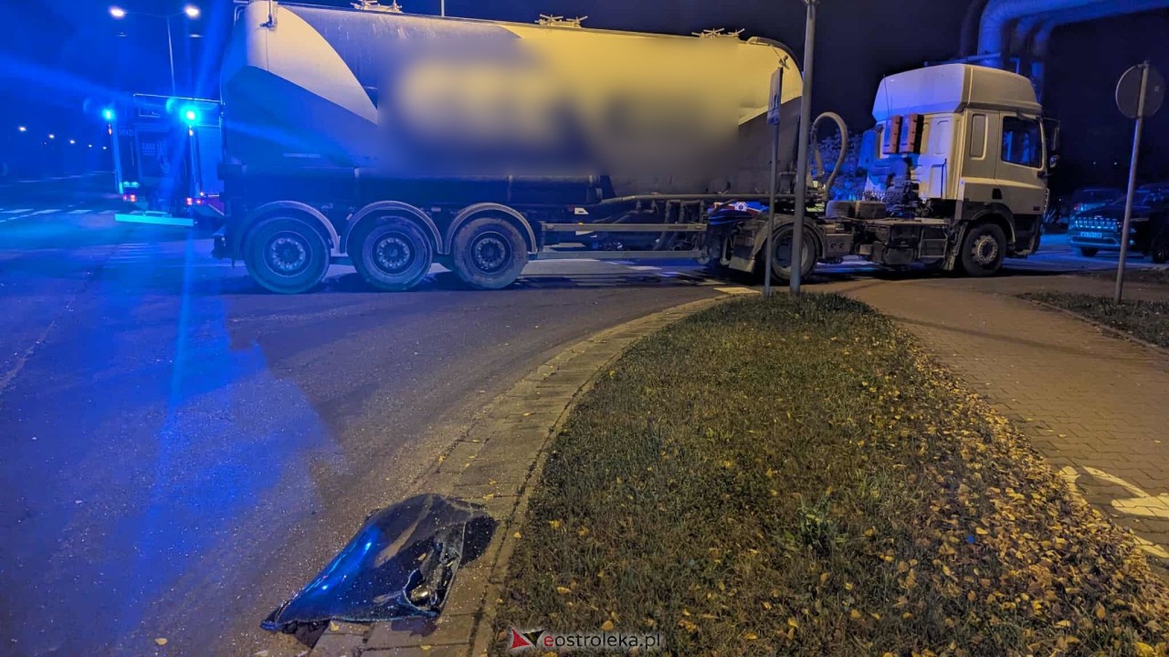 Zderzenie ciężarówki z autem osobowym na Kołobrzeskiej [13.11.2025] - zdjęcie #9 - eOstroleka.pl
