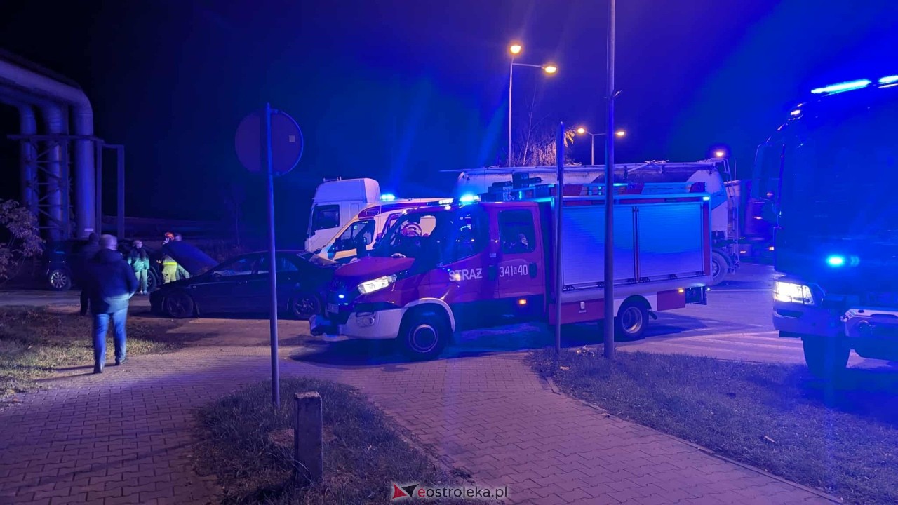 Zderzenie ciężarówki z autem osobowym na Kołobrzeskiej [13.11.2025] - zdjęcie #8 - eOstroleka.pl