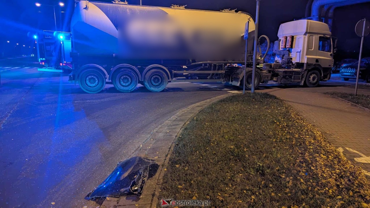Zderzenie ciężarówki z autem osobowym na Kołobrzeskiej [13.11.2025] - zdjęcie #7 - eOstroleka.pl