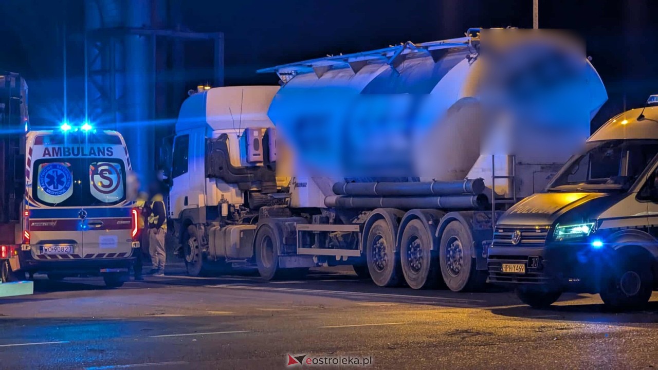 Zderzenie ciężarówki z autem osobowym na Kołobrzeskiej [13.11.2025] - zdjęcie #3 - eOstroleka.pl